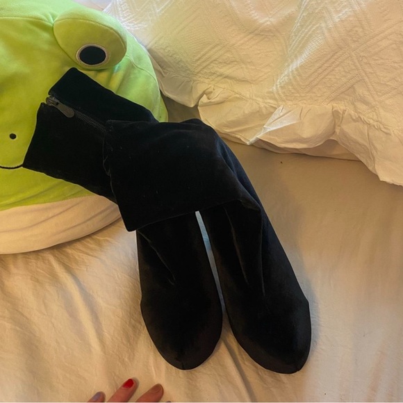 HAILEY BALDWIN x PUBLIC DESIRE BERLIN BLACK VELVET BOOTS Hailey Bieber - Picture 2 of 6